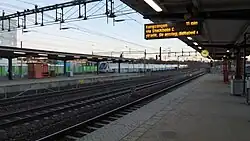 Pendeltåg uit Södertälje verlaat het station richting het centrum.