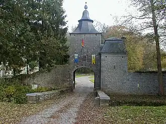 Westelijke toegangspoort tot het terrein