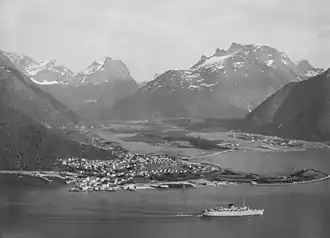 Åndalsnes (voor 1962) met het Isfjord in de voorgrond en de monding van de rivier Rauma. Linksachter het Romsdal, rechtsachter het Isterdal naar Trollstigen.