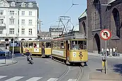 Motorwagen 16 + bijwagen 54 op de Store Torv / Sankt Clemens Torv / Bispetorvet (torv (Deens) = Markt); 8 augustus 1969.