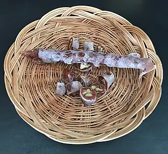 Tsjoertsjchela in een mand, deels in stukjes gesneden