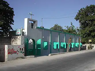 Kerk in het dorp Montrouis