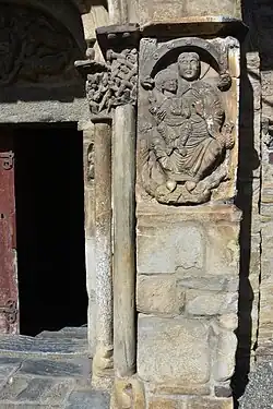 Maagd en Kind naast het portiek