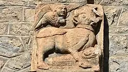 Een stele die verwijst naar de legende van Saint-Aventin