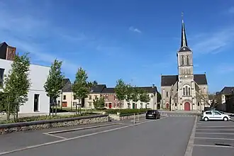 Centrum van Loiron met kerk Saint-Gervais-et-Saint-Protais