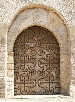 Ingang met rest van versieringen