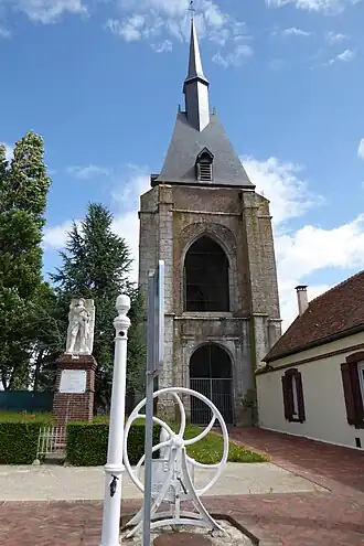 Kerk Saint-Martin met oorlogsmonument en waterpomp