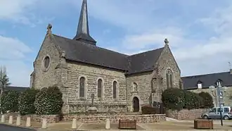 Kerk van St Malo, Monterrein