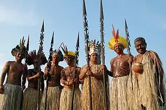 Yaminawá in traditionele uitrusting met gedecoreerde speren