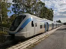 X60-pendeltåg in het station.