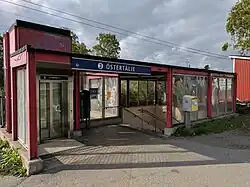 De ingang bij het busstation.