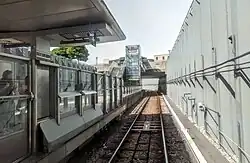 Een blik naar het noorden na de plaatsing van de perronhekken.