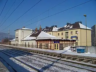 Spoorzijde van het station in de winter