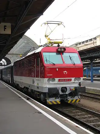 ES 499.0 locomotief met de Hungaria in Budapest-Keleti, 2009.