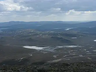 Čabraluoppal/Nakermoerasmeer gezien vanaf de Nakerberg/Nagirvárri