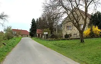 Toegangsweg tot het dorp (2014)