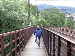 Spoor- en voetgangersbrug nabij het dorp (2006)