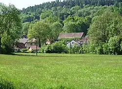 Huizen aan de voet van de Neštětickáberg (2015)