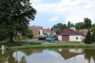 Huizen aan de dorpsvijver (2014)