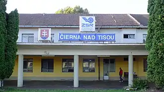 Het station aan de kant van de perrons