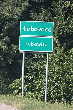 Tweetalig plaatsnaambord bij Łubowice (Polen)
