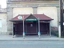 Een van de bushaltes in het dorp