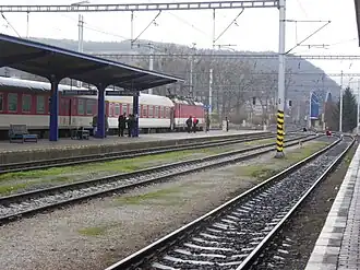 Zicht op de perrons en de sporen