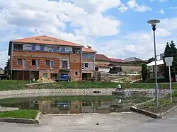 Nieuwbouw bij de dorpsvijver