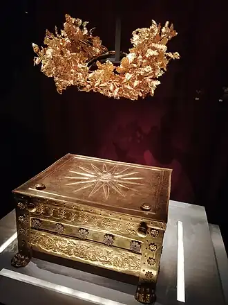 Larnax, waarin o.a. de beenderen van Philippus II zaten en de daarboven hangende krans