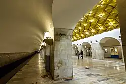 Doorkijk van perron naar perron via de middenhal