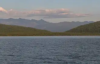 Uitzicht op Biosfeerreservaat Bargoezinski vanaf het Baikalmeer.