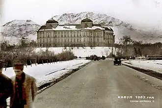 Het paleis in 1982, op de voorgrond Sovjet-legertrucks