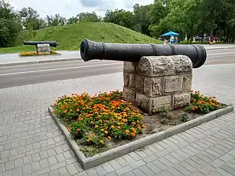 kanonnen bij de toegang tot de voormalige hoofdpoort