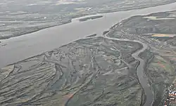 De Lena (links), het eiland Oeloeoe-Aryy (midden), de Tabaginskaja (rechts) en het dorp Staraja Tabaga (rechtsboven) met Kaap Tabaginski