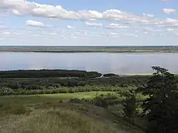 Gezicht op het begin van de Tabaginskaja en Kaap Tabaginski vanaf de heuvels bij het dorp