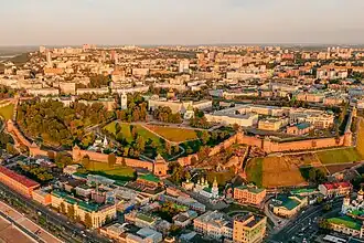 Kremlin van Nizjni Novgorod. Uitzicht vanaf de oevers van de Oka op de beurs