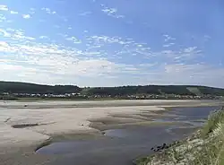 Gezicht op het dorp over de Tabaginskaja vanaf het eiland Oeloeoe-Aryy