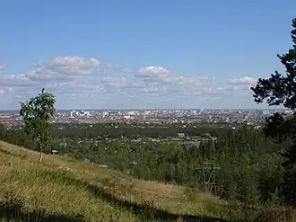 Gezicht op Jakoetsk en het dal vanuit de omringende heuvels