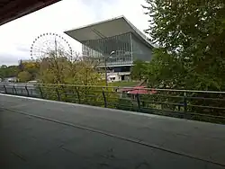 Uitzicht vanaf het perron op de Moskouhal, het voormalige Sovjetpaviljoen van de Expo 67, dat op het VDNCh terrein is herbouwd.