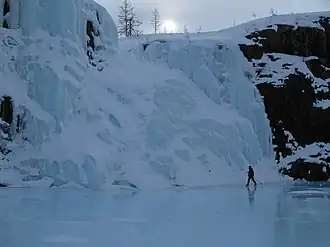Bevroren waterval in de Zapovednik Poetoranski.