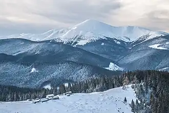 Hoverla en omringend landschap in de winter.