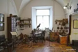 Een deel van de expositie met het nagebouwd kruidenlaboratorium