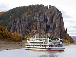 Riviercruiseboot Demjan Bedny vaart vanuit Jakoetsk op de Lenapilaren