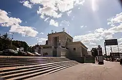Toren van een toegangsgebouw naast de toegangstrap naar het stadion