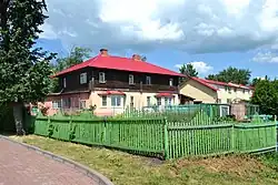 Woonhuis voor specialisten van de autonome industriële kolonie Koezbass aan de Oelitsa Krasnaja Gorka 19 in Kemerovo. Het gaat om huis type 'D' voor 2 gezinnen.[5] Aangewezen tot monument van regionaal belang. De oorspronkelijke dakkapellen werden later verwijderd.