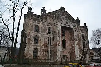 De synagoge in 2014, voor de renovatie.