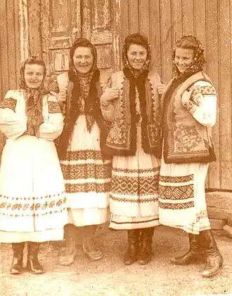 Vrouwen in Bojko-kostuums in Khashchovania, oblast Lviv&nbsp;(jaren '40)