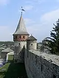 Muur en toren van het kasteel van Kamjanets-Podilsky.