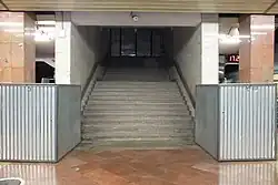 De nooduitgang aan de westkant