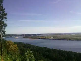 Gezicht op de vlakte vanuit de heuvels bij de stad Svobodny over de Zeja